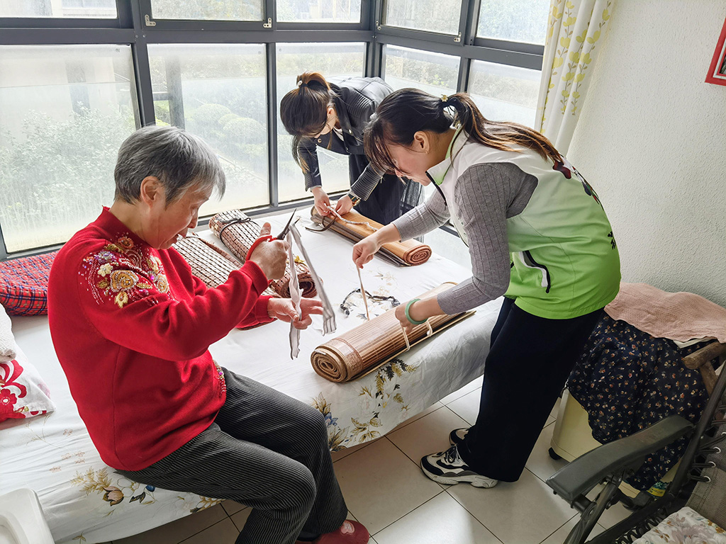 圖1重陽節探訪社區空巢老人并協助收納涼1席.jpg